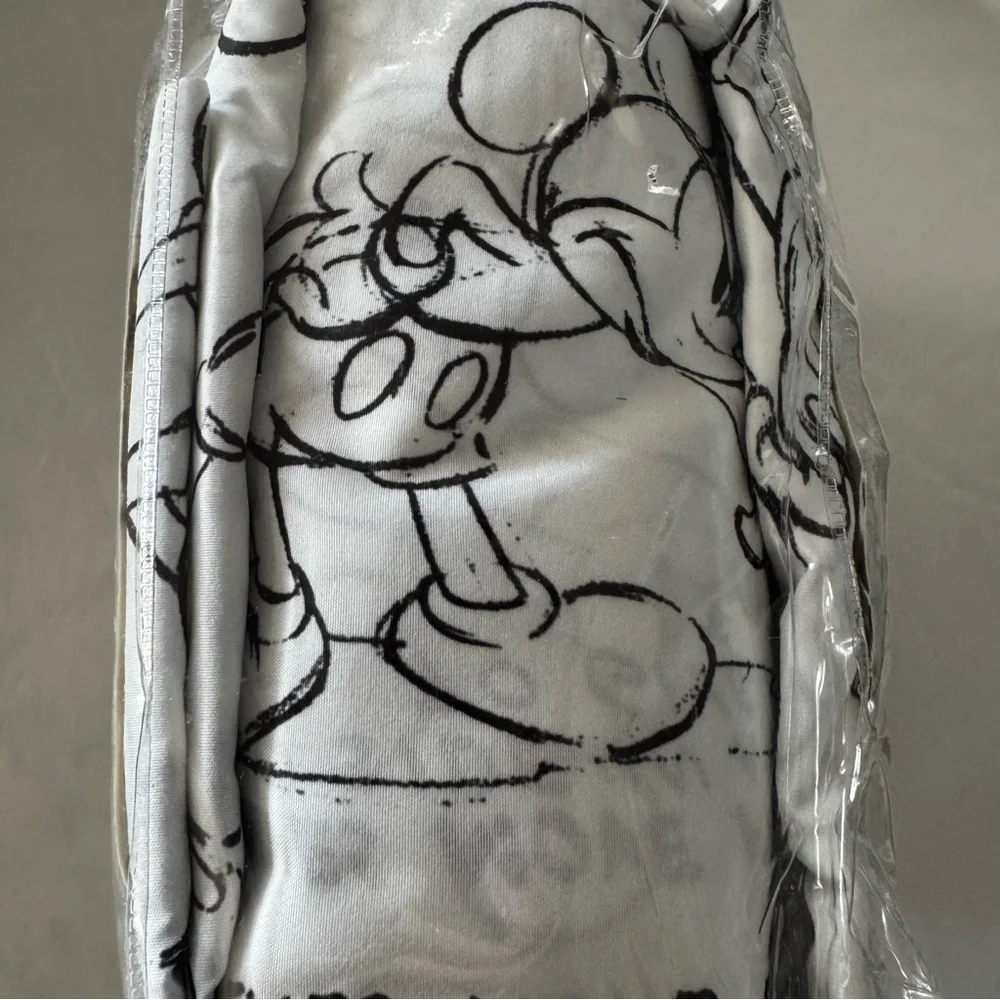 Disney QUEEN Sheet Set - Black and White NEW! - Picture 5 of 13